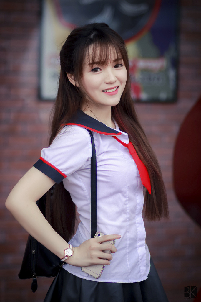 《她很漂亮》