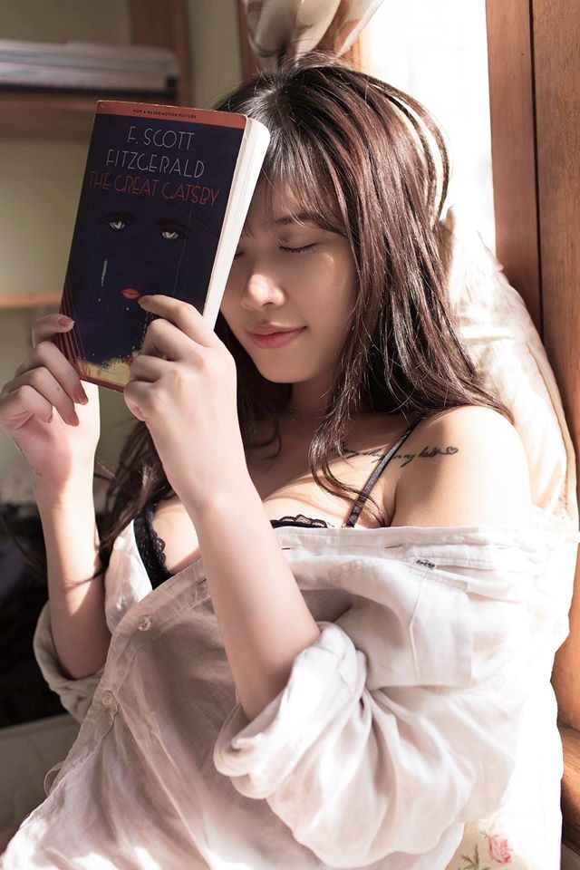 她當著丈夫面前被耍了
