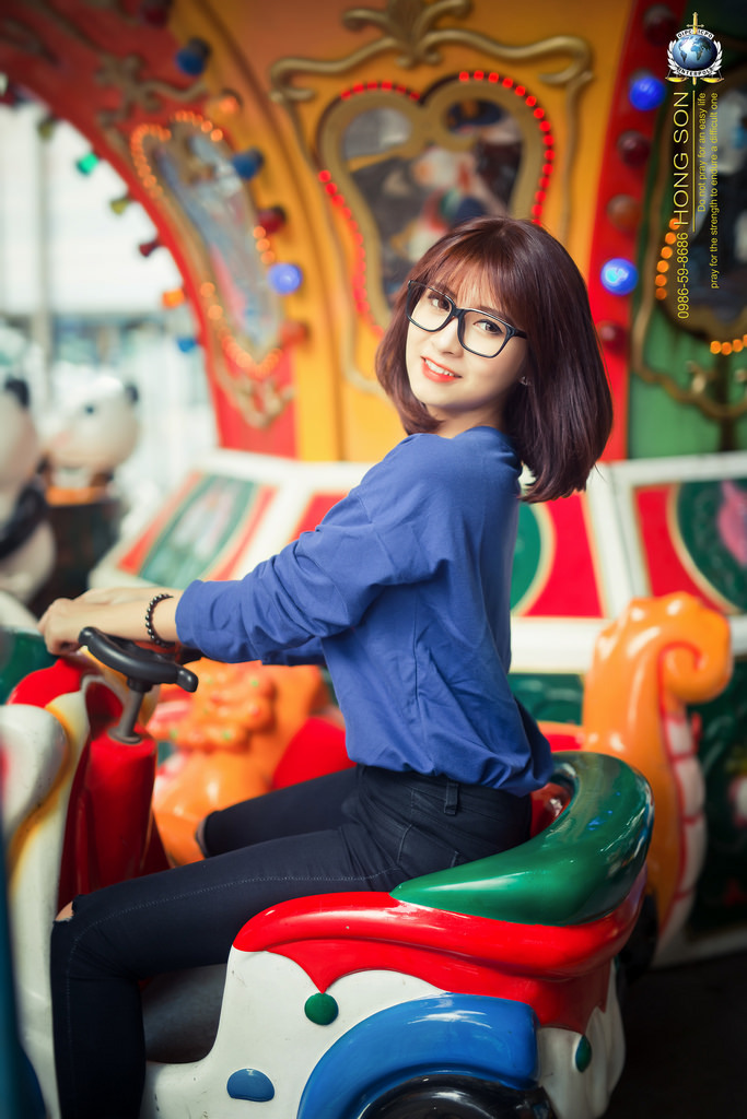 美女打白嫩光屁屁
