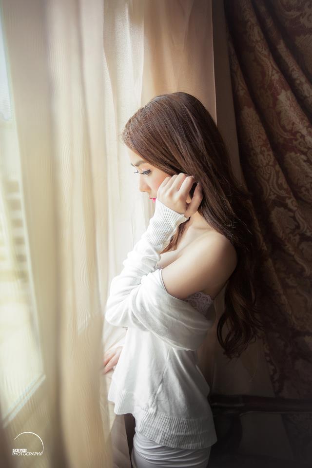 jk扒開粉嫩的小縫噴白漿